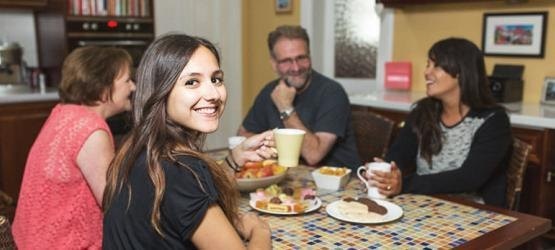 familias que hospedan a los estudiantes