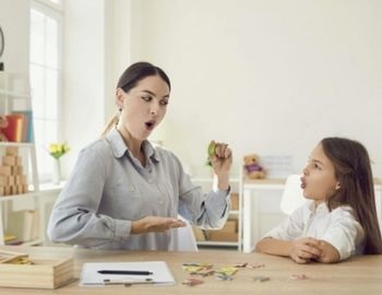 estudia la licenciatura en terapia de lenguaje