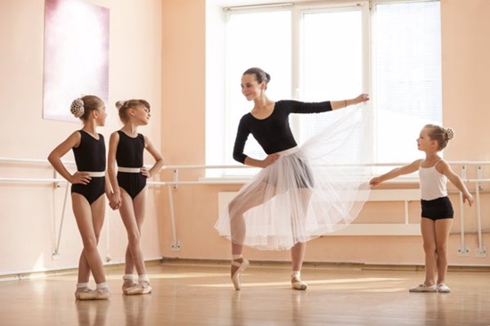 maestra en una academia de danza maestra en una academia de danza