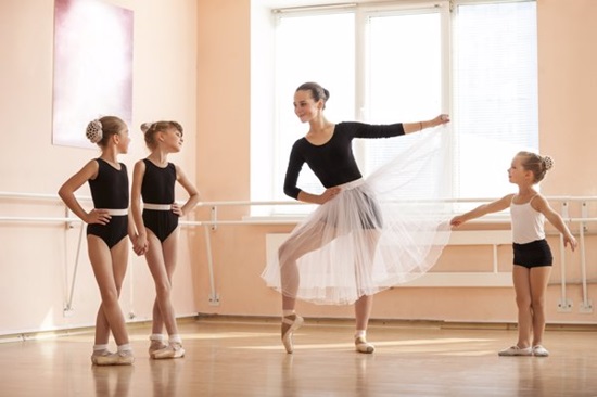 maestra en una academia de danza